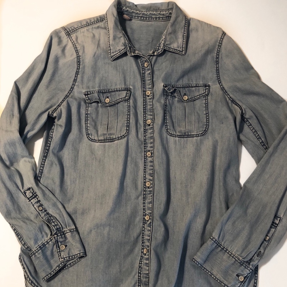 Lightwash denim shirt